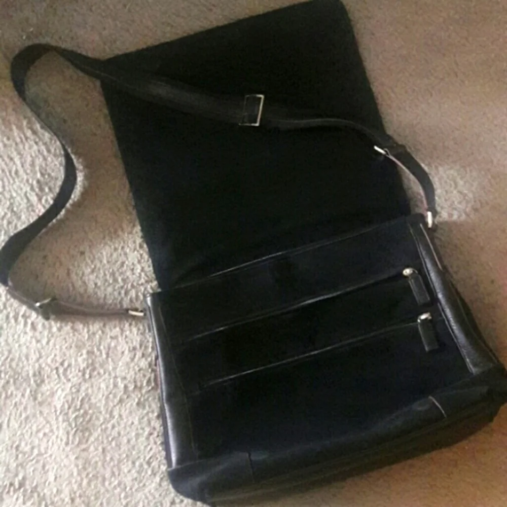 ARTISAN Genuine Leather Black Messenger Bag, 12